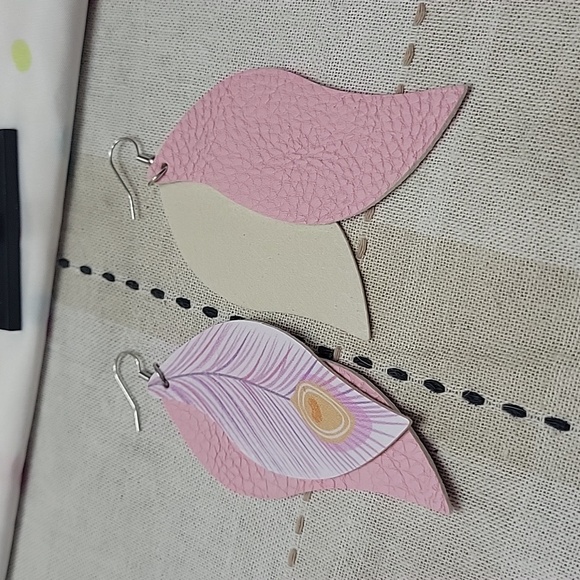 Fashion Jewelry Feather Earrings - Picture 2 of 3